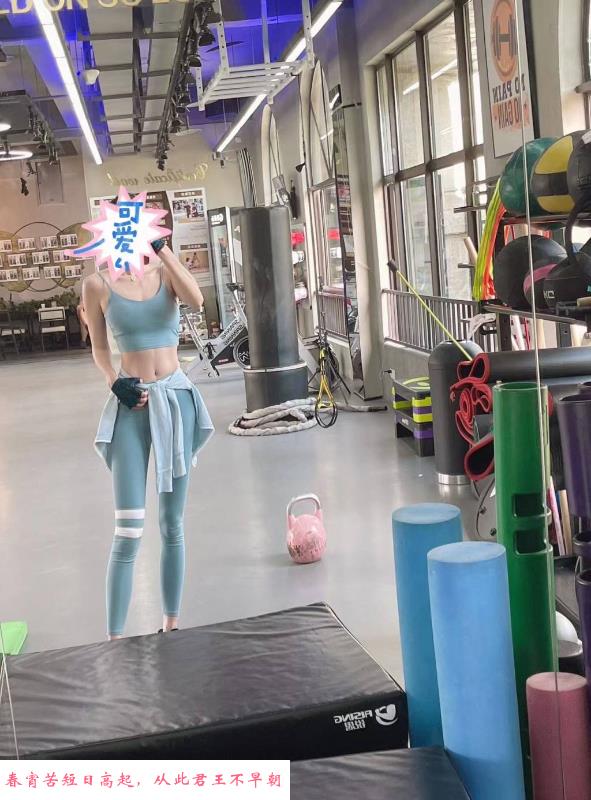 难得的模特型美女 第1张