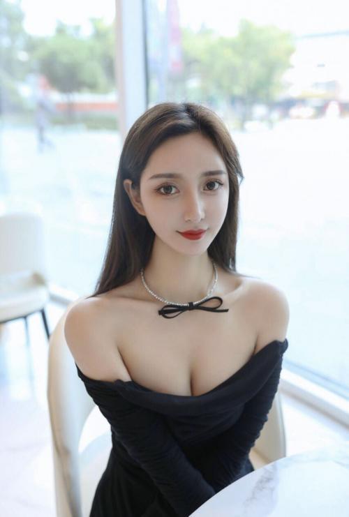 美女做兼职,大劈叉小劈叉老树盘根倒挂蜡 第2张