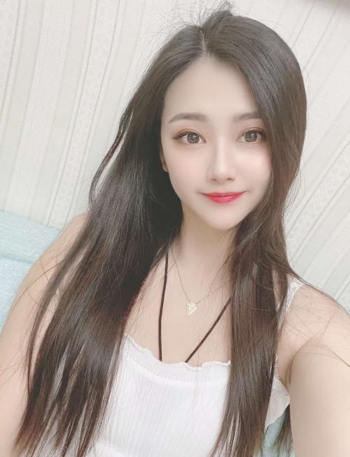 白嫩学生姐姐 第1张