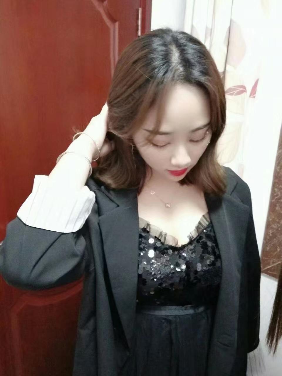 重庆体验观音桥极品嫩妹萤萤蜜桃臀一捏就出水 第1张