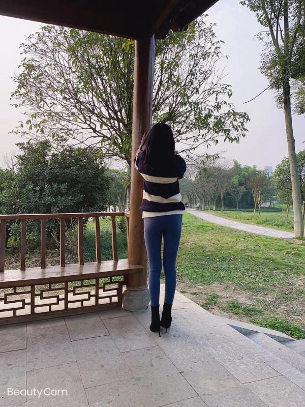 草房地铁站附近的青春小妹 第1张