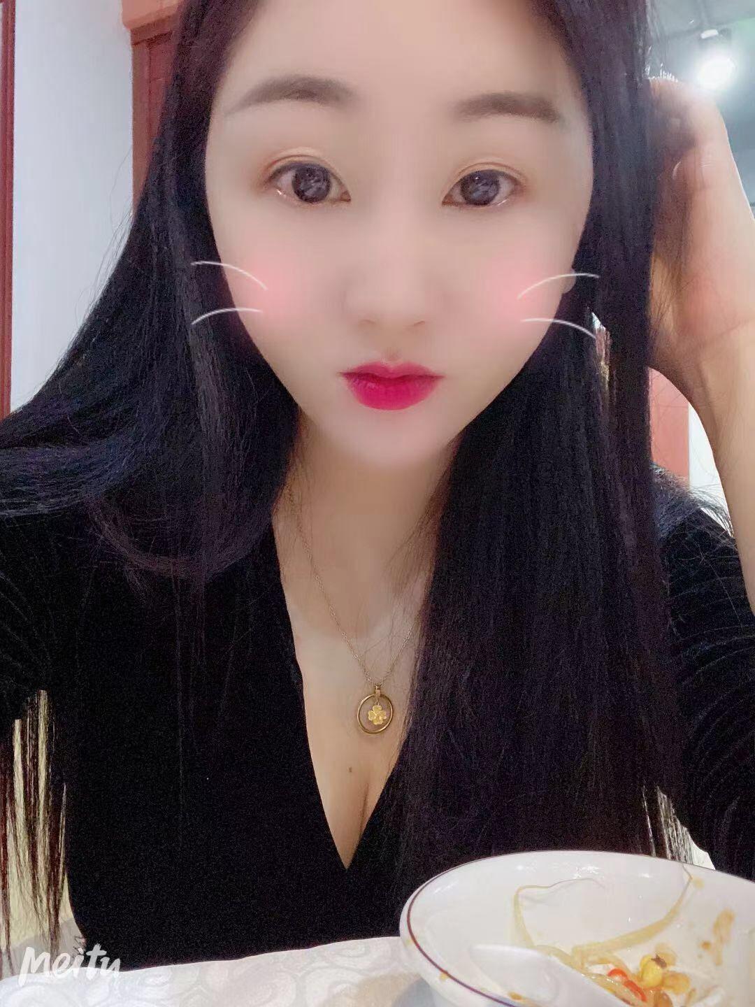 宝安西乡美女，一边洗澡一边口的感觉真棒 第1张