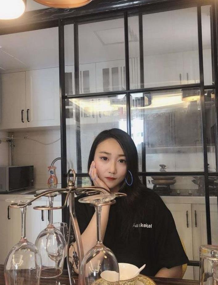 圆脸蛋小珊珊，做会计的，属于小白领 第1张