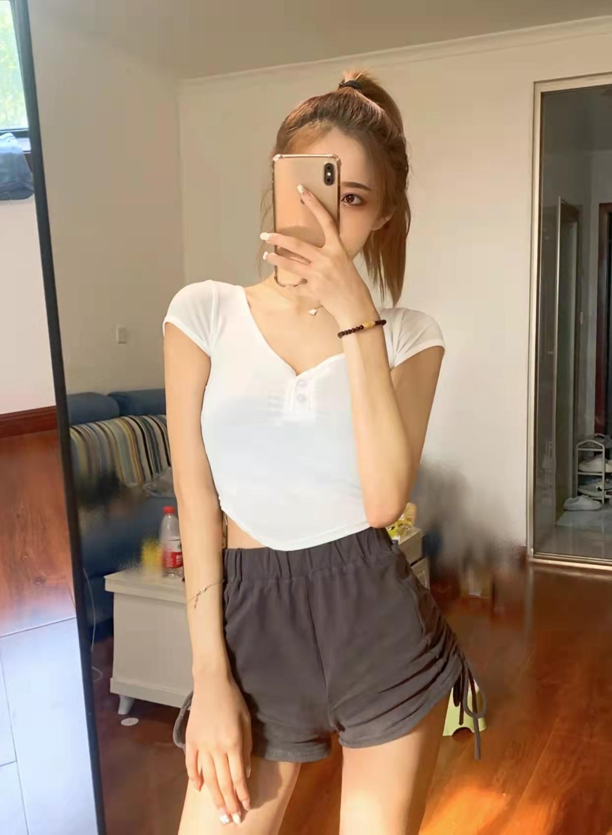 黄埔大道的长腿小妹，贵在年轻身材也不错 第1张